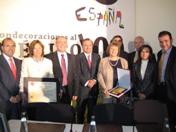 SUR in English gets top merit award for services to tourism