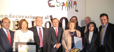 SUR in English gets top merit award for services to tourism