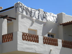 Residents take direct action against developer of their urbanisation