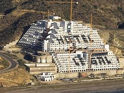 Minister backs hotel’s demolition