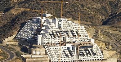 Minister backs hotel’s demolition