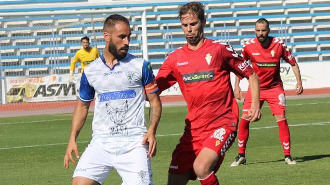 A&ntilde;&oacute;n shields the ball under the challenge of David S&aacute;nchez.