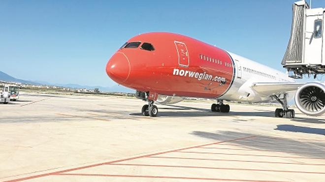 The Boeing 787-9 aircraft arrives in Malaga for the first time.