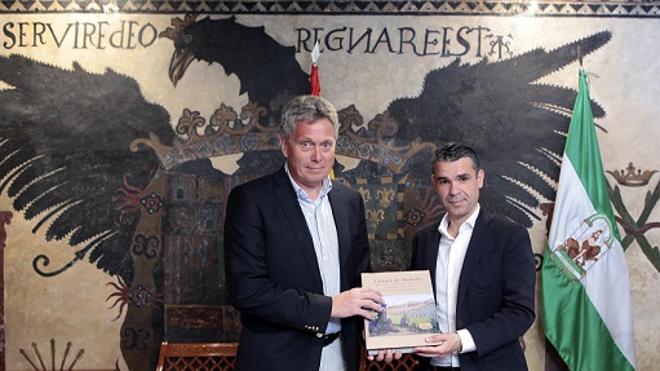 Jo Bergsvand and Jos&eacute; Bernal at the Marbella town hall