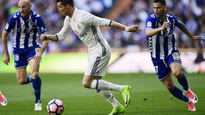 Ronaldo takes on the Alav&eacute;s defence in a fixture last Sunday