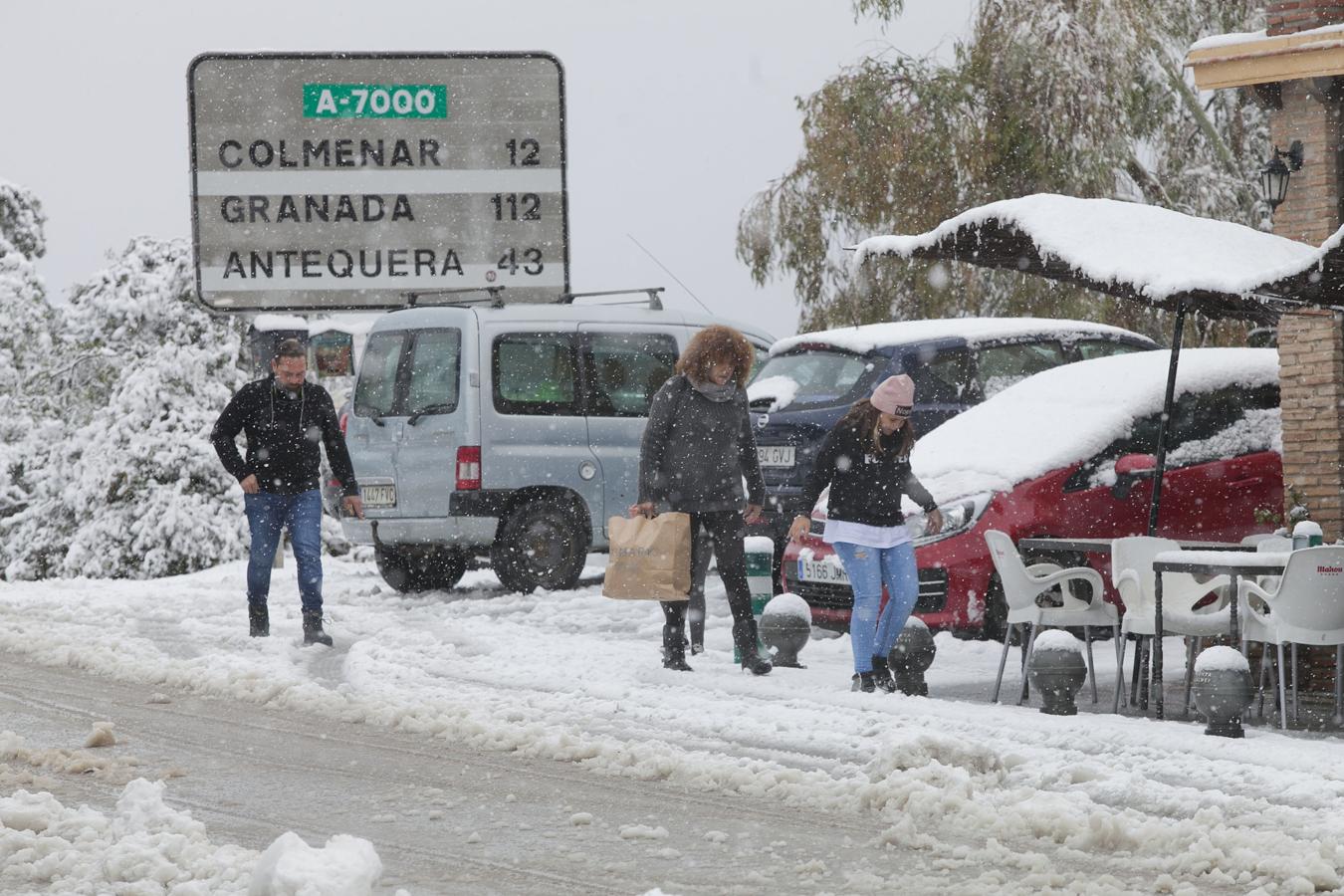 Travel chaos on Monday after several inches of snow fall on Malaga province (gallery